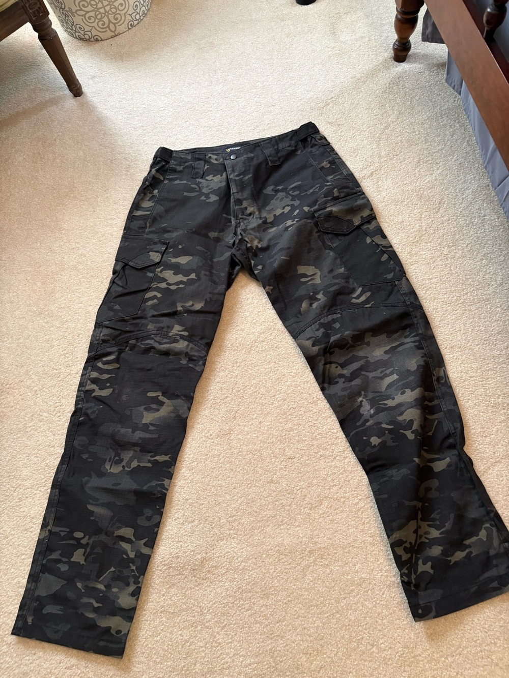 Men's Black Camo Cargo Jeans - Stylish Utility Trousers